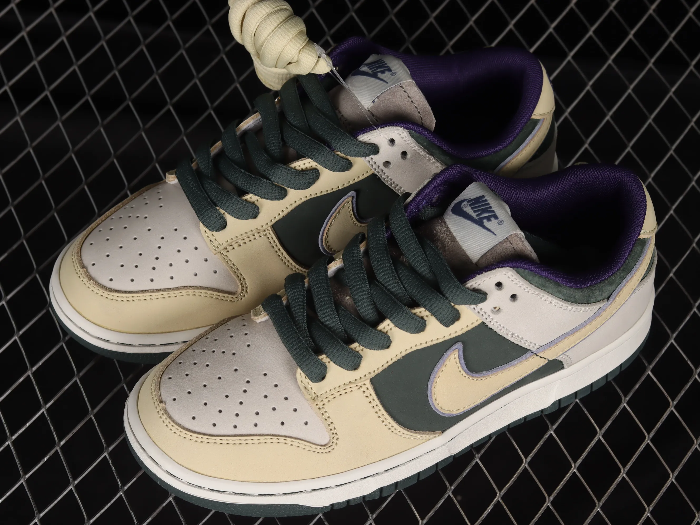 All Categories Nk SB Dunk Series Nk SB Dunk Low Low-top sneakers Otomo Katsuhiro x Nk SB Dunk Low "Steamboy OST" Otomo Katsuhiro co-branded SB low-top sports and leisure sneakers LF0039-019